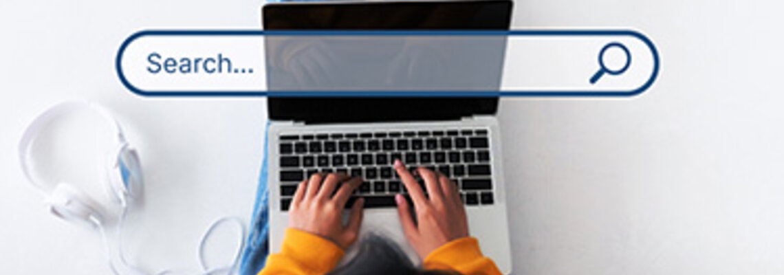 Laptop mit Suchfeld einer Suchmaschine