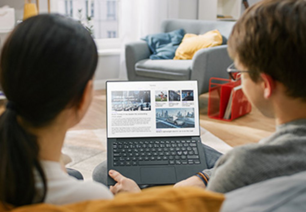 Frau und Junge lesen Nachrichten auf dem Laptop