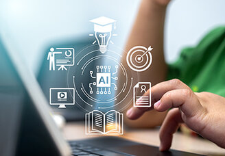 Kind arbeitet am Laptop, während digitale Symbole zu künstlicher Intelligenz und Lernen über dem Bildschirm eingeblendet sind.