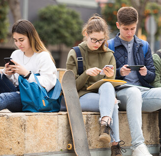 Zum Beitrag: Dein Smartphone Zu sehen: Gruppe Jugendlicher mit Smartphones