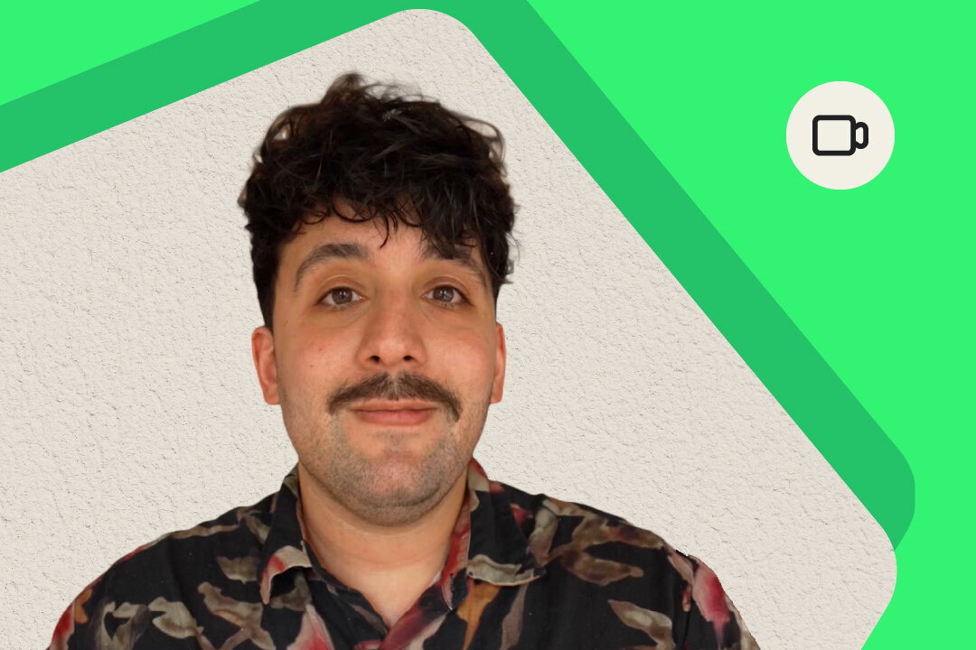 Lukas, Content-Creator von BARMER Durchblickt, blickt vor einem grünen grafischen Hintergrund mit Video-Symbol in die Kamera; das Bild gehört zu einem Beitrag über ADHS und Schule.