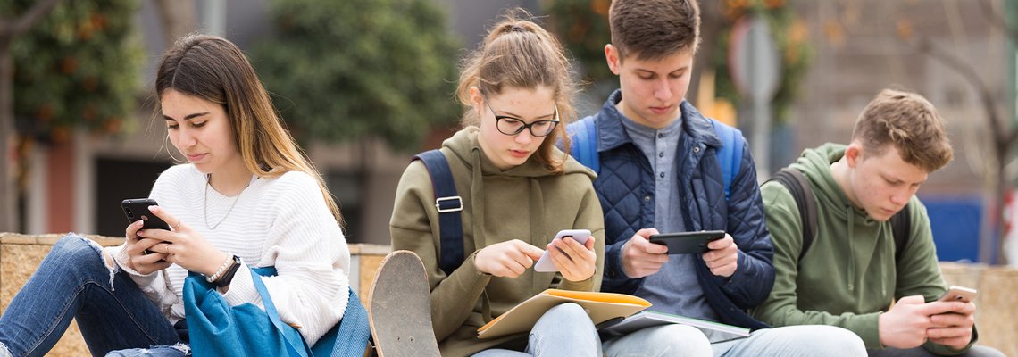 Gruppe Jugendlicher mit Smartphones