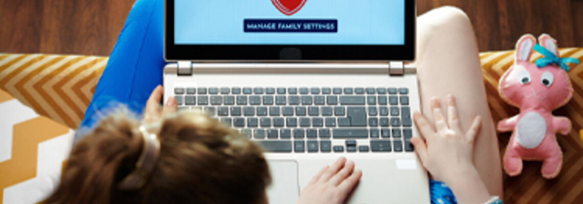 Frau und Kind vor Laptop
