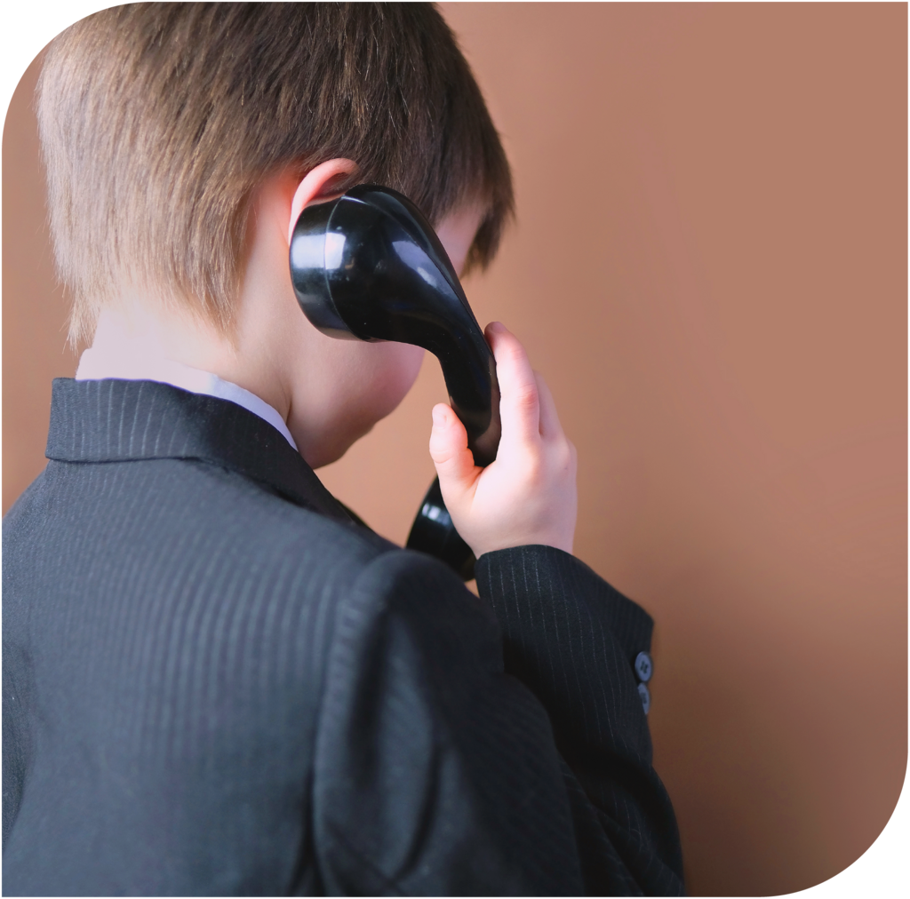 Junge telefoniert