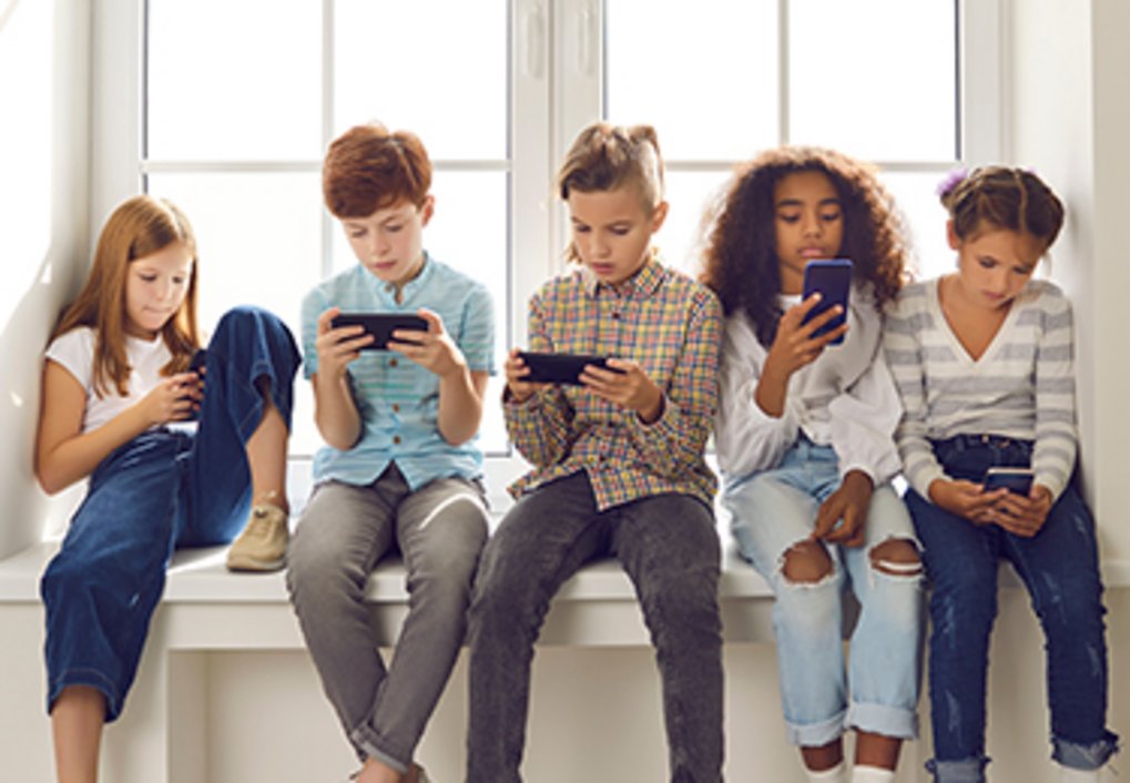 Gruppe von Kindern mit Smartphones