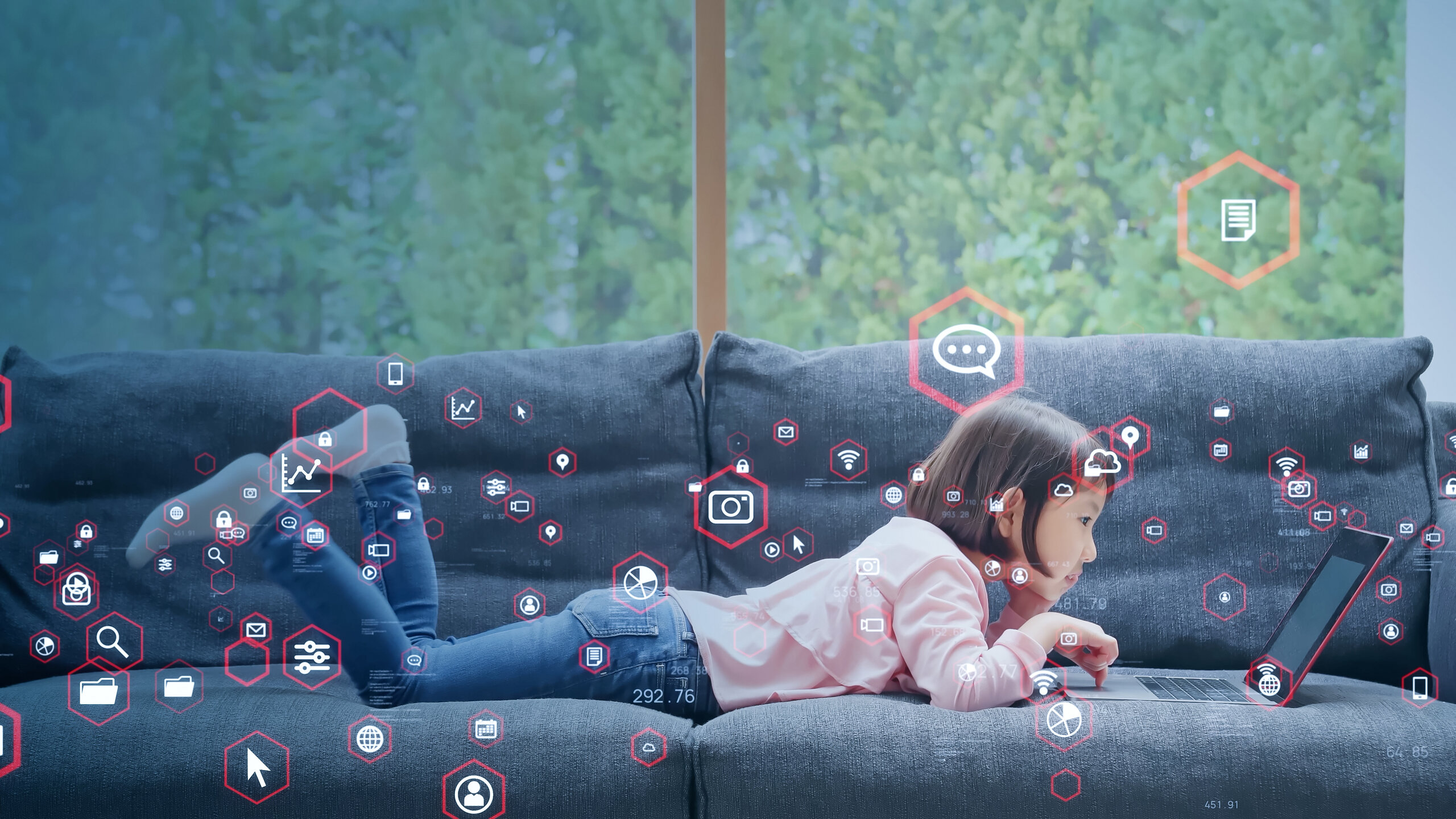 Ein Kind liegt mit einem Laptop auf dem Sofa; eingeblendete Symbole für Apps, Kommunikation und persönliche Daten veranschaulichen Datenschutz und Datensicherheit in der Familie.