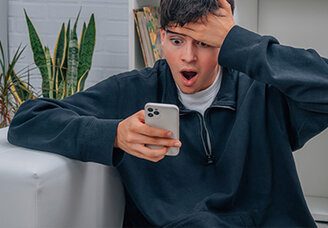 Zum Beitrag: Herzlichen glueckwunsch! Zu sehen: Junge schlägt erschrocken die Hand an die Stirn