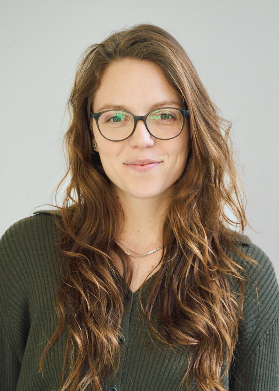 orträt von Juliane Meyer-Benz, Gastautorin bei BARMER Durchblickt, mit langen braunen Haaren und Brille vor hellem Hintergrund.