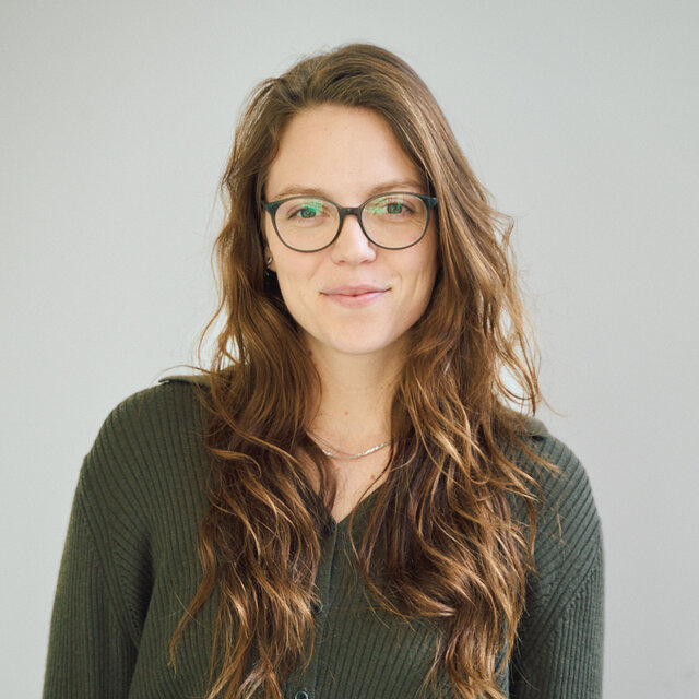 orträt von Juliane Meyer-Benz, Gastautorin bei BARMER Durchblickt, mit langen braunen Haaren und Brille vor hellem Hintergrund.