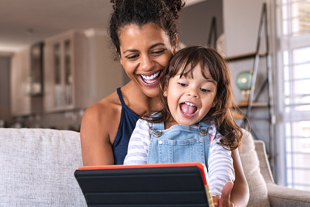 Künstliche Intelligenz verändert den Alltag von Kindern und Jugendlichen. Im Video erklärt Silke Müller, wie Eltern Kinder vor Deepfakes und problematischer Chatbot-Nutzung schützen können. Gleichzeitig zeigt der Beitrag, warum Vertrauen, Mitgefühl und echte Nähe besonders wichtig bleiben. Denn digitale Gesundheitskompetenz hilft Kindern, KI sicher, kritisch und selbstbestimmt zu nutzen.