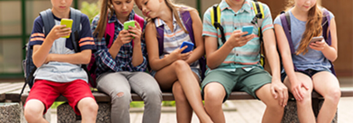 Gruppe von Kindern mit Smartphones