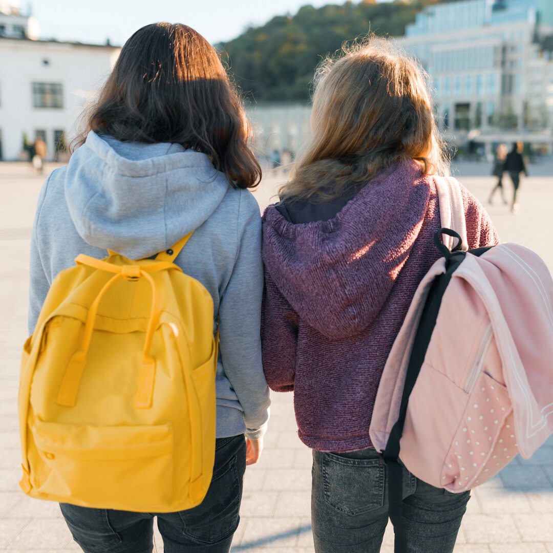 3 Teenager laufen über einen Platz. Man sieht sie von hintern. Sie tragen Rucksäcke. Note_05_Teens_walking_1920x1080.jpg