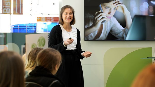 Frau hält einen Vortrag