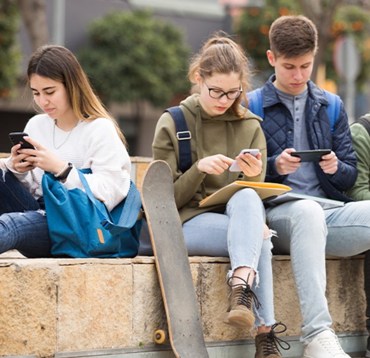 Gruppe Jugendlicher mit Smartphones