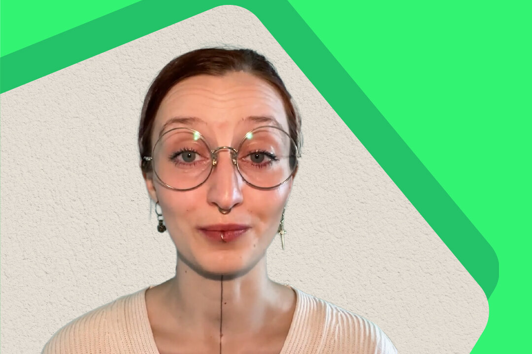 Siri, Content-Creatorin von BARMER Durchblickt, blickt vor einem grünen grafischen Hintergrund in die Kamera; das Bild gehört zu einem Beitrag über die Achtsamkeits-App 7Mind School für Kinder.