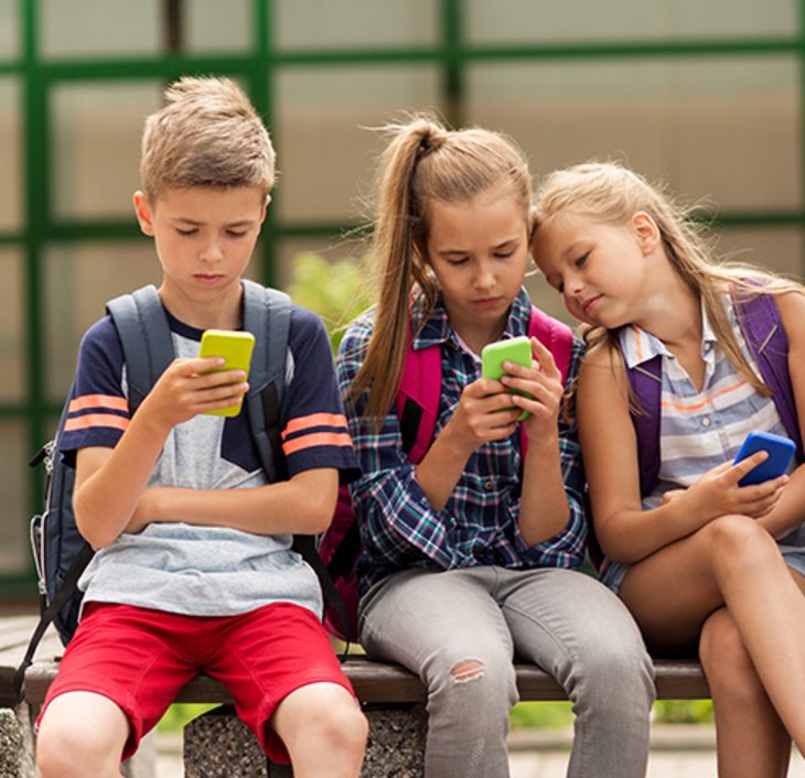 Gruppe von Kindern mit Smartphones