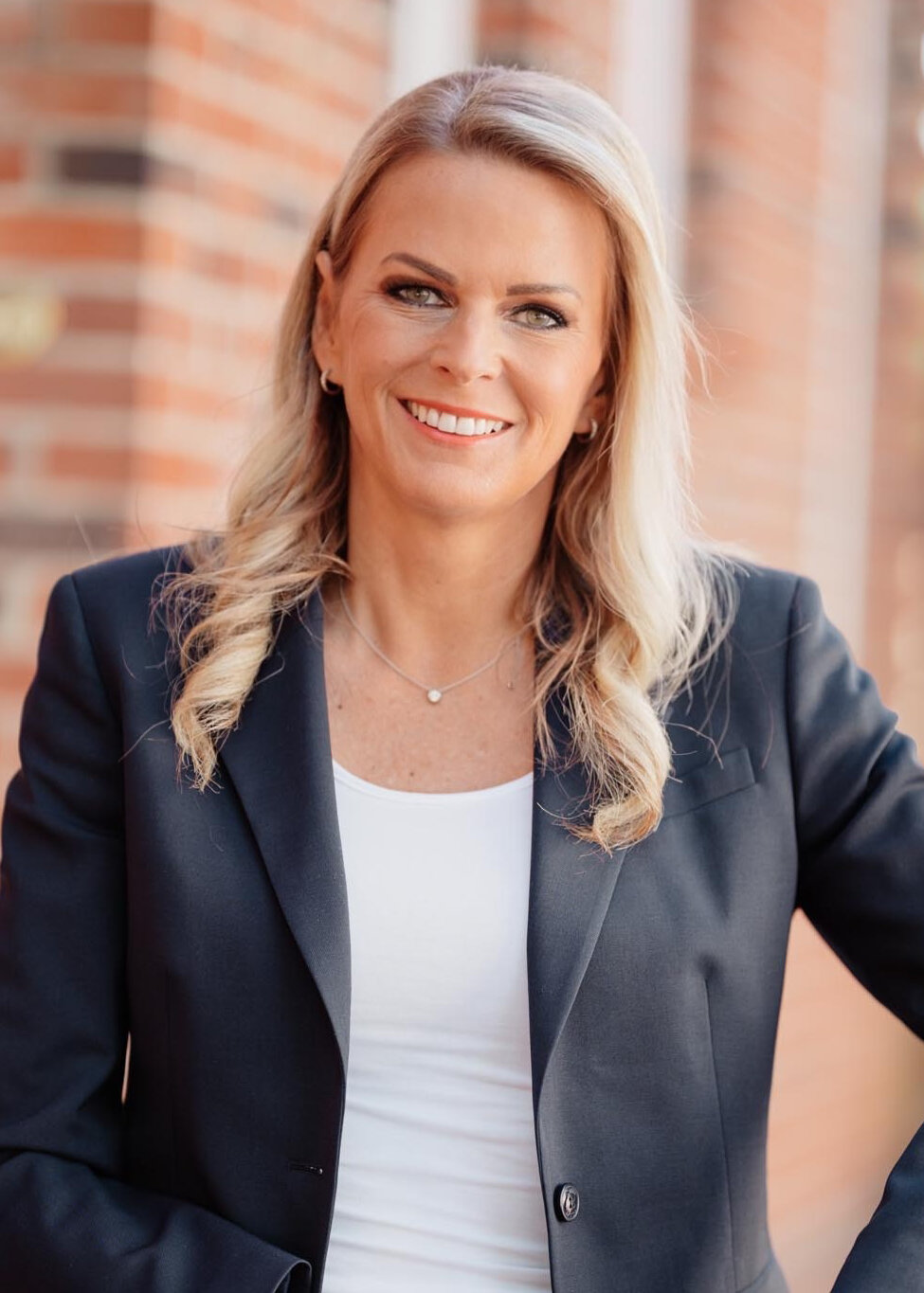 orträt von Silke Müller, Gastautorin bei BARMER Durchblickt, mit langen blonden Haaren und dunklem Blazer vor hellem Hintergrund.