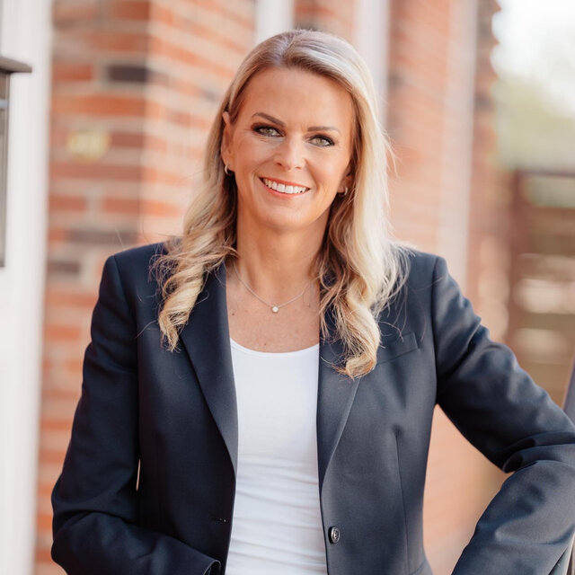 orträt von Silke Müller, Gastautorin bei BARMER Durchblickt, mit langen blonden Haaren und dunklem Blazer vor hellem Hintergrund.