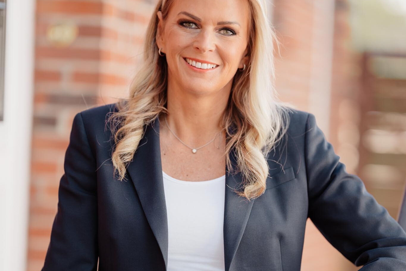 orträt von Silke Müller, Gastautorin bei BARMER Durchblickt, mit langen blonden Haaren und dunklem Blazer vor hellem Hintergrund.