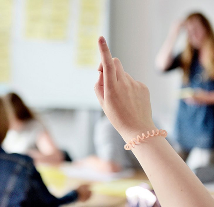 Wortmeldung in Klassenzimmer