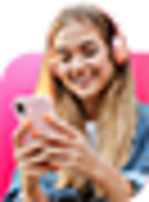 Junge Frau mit Kopfhörern und Smartphone.