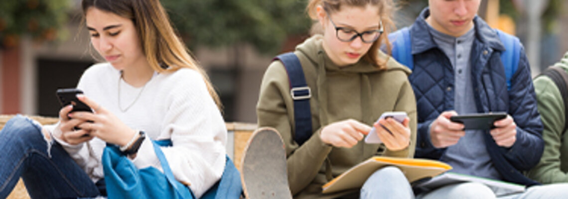 Gruppe Jugendlicher mit Smartphones