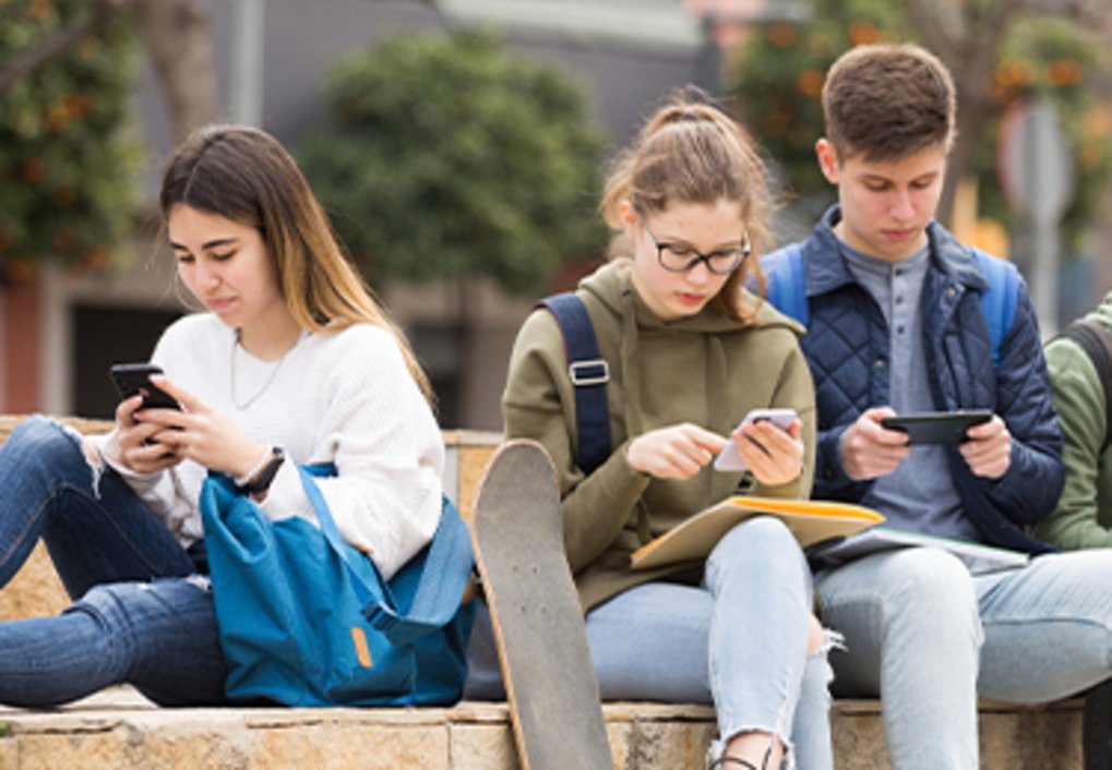 Gruppe Jugendlicher mit Smartphones