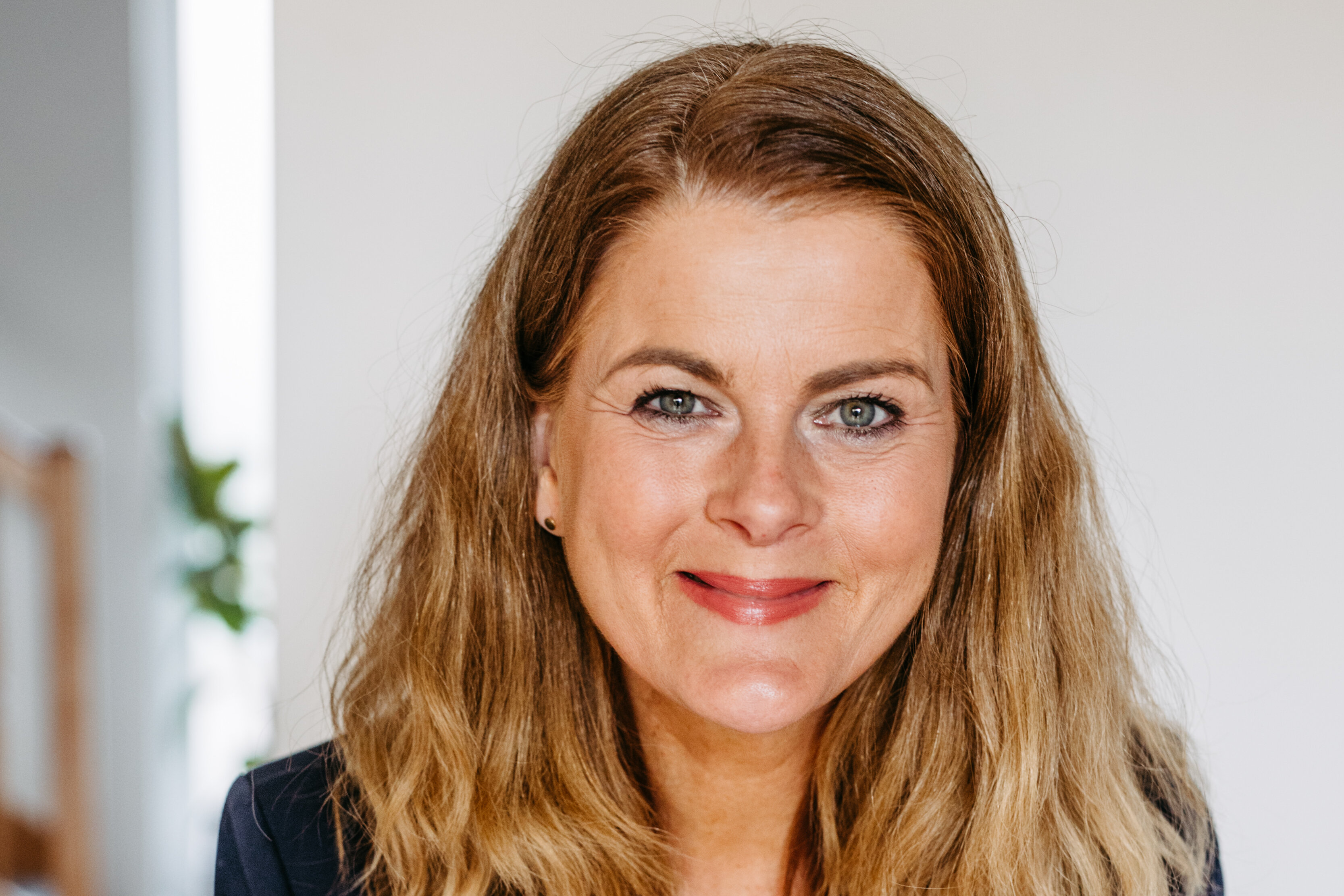 Lydia Clahes und Anna Frey, Autorinnen bei BARMER Durchblickt, professionelles Porträt, dunkelblauer Blazer, vertrauensvoll