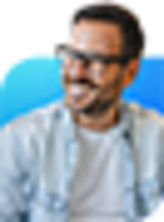 Lächelnder Mann mit Brille.