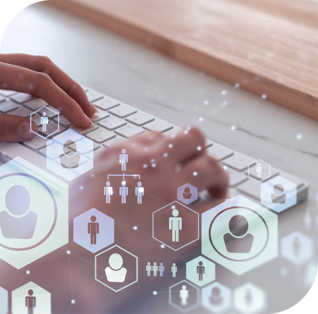 Hände auf Computertastatur mit digitalen Icons