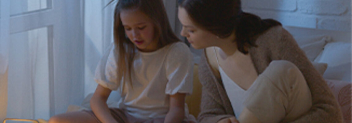 Mutter und Tochter lesen 