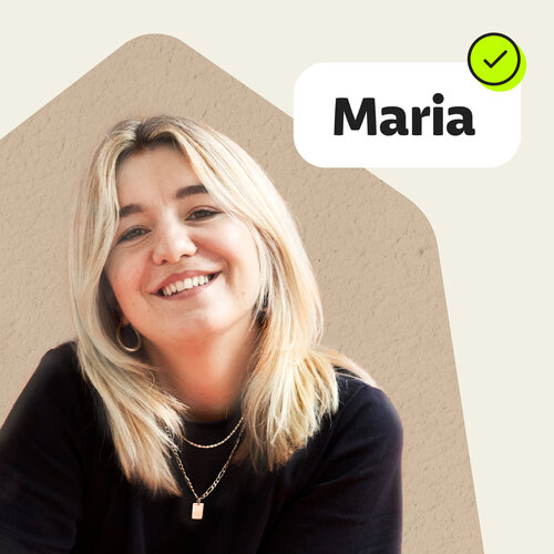 Podcast-Cover mit Maria Popov, die lächelnd in die Kamera blickt; das Bild gehört zur BARMER-Durchblickt-Podcastfolge über Fake News.