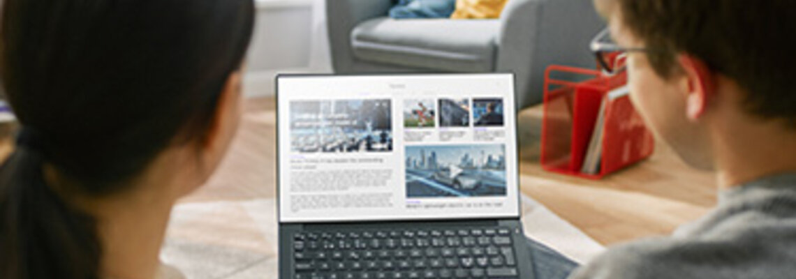 Frau und Junge lesen Nachrichten auf dem Laptop