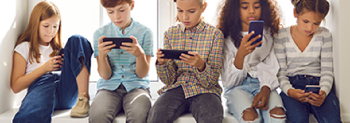 Gruppe von Kindern mit Smartphones