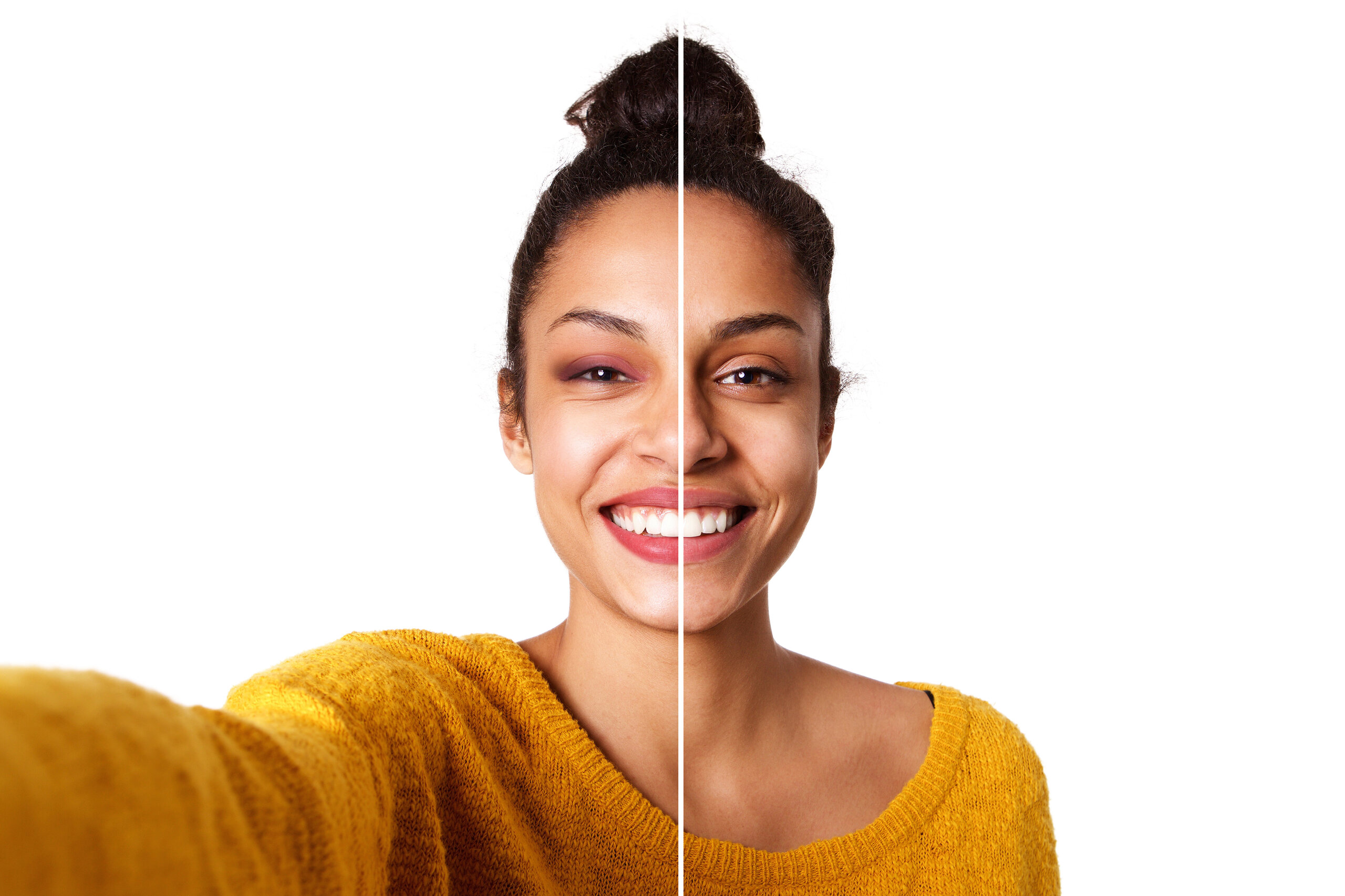 Influencerin macht ein Selfie. Die eine Gesichtshälfte ist künstlich bearbeitet und mit Filter.