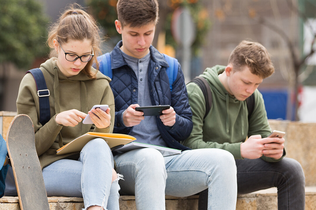 Gruppe Jugendlicher mit Smartphones