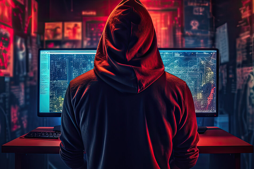 Futuristische Person mit Kapuze vor Monitoren