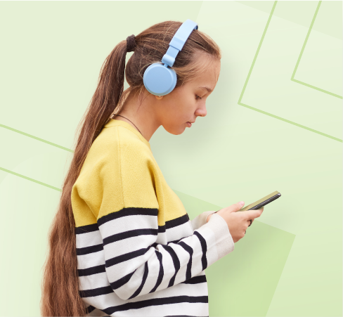 Mädchen mit Headphones und Smartphone