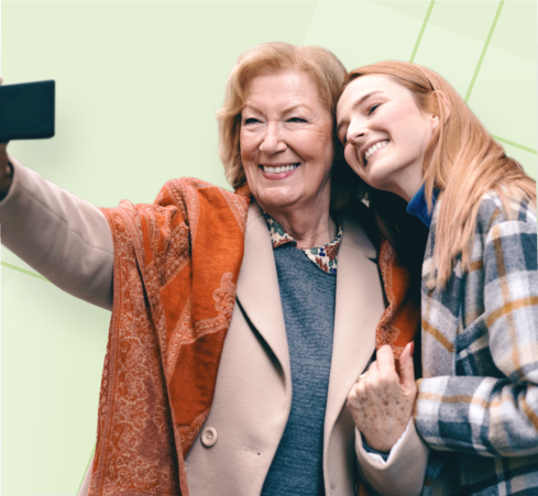 Ältere Frau und Mädchen machen Selfie