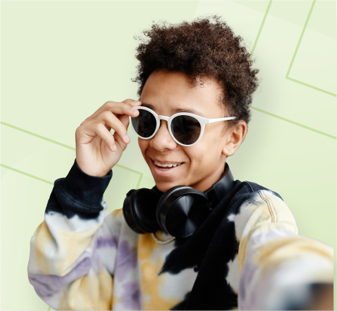 Junge mit Sonnenbrille und Headphones