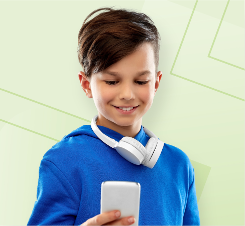 Junge mit Headphones und Smartphone