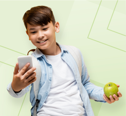 Junge mit Apfel in der Hand macht Selfie