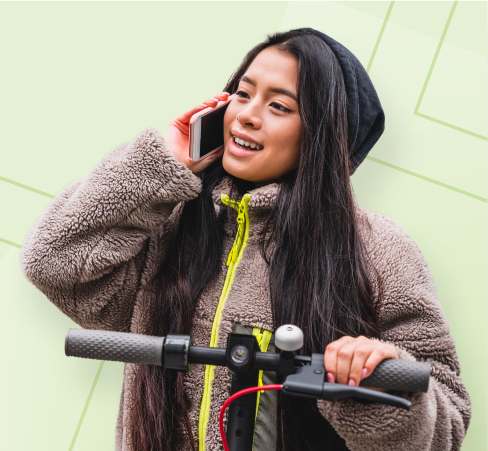 Teenager mit Fahrrad telefoniert