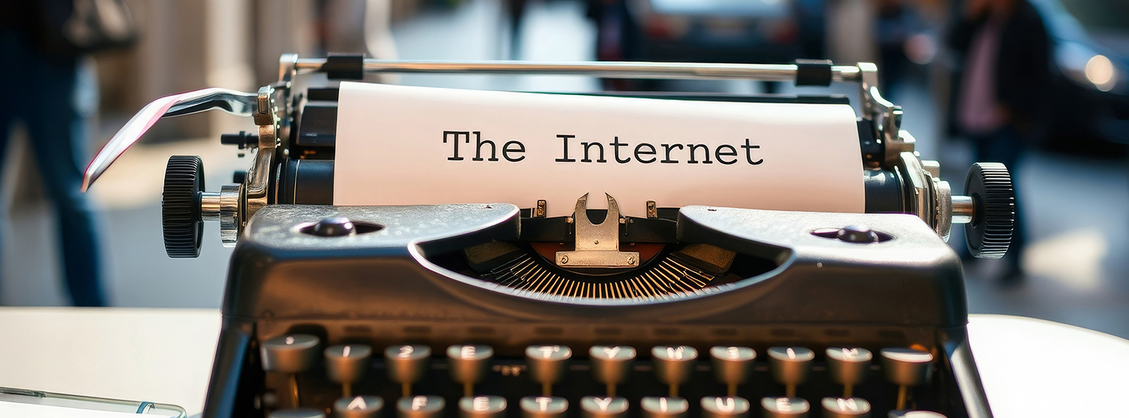Eine alte Schreibmaschine. "The Internet" steht in alten Lettern auf dem Papier.