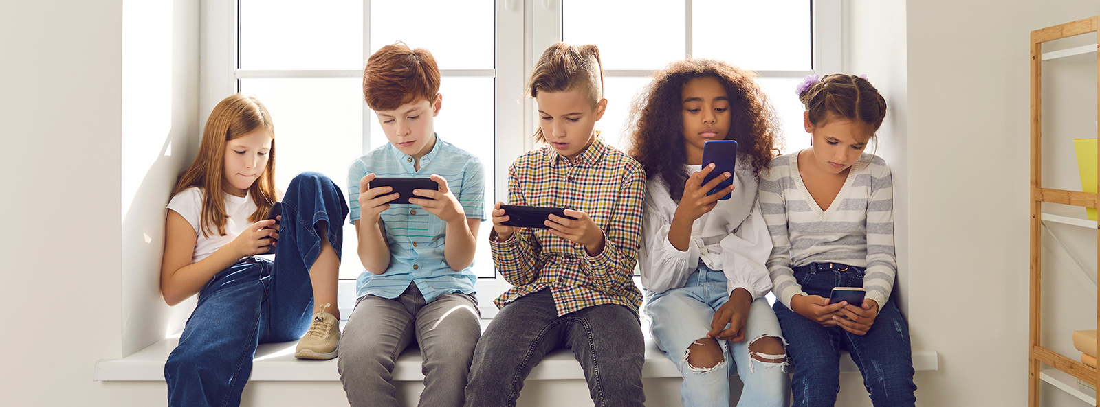 Gruppe von Kindern mit Smartphones