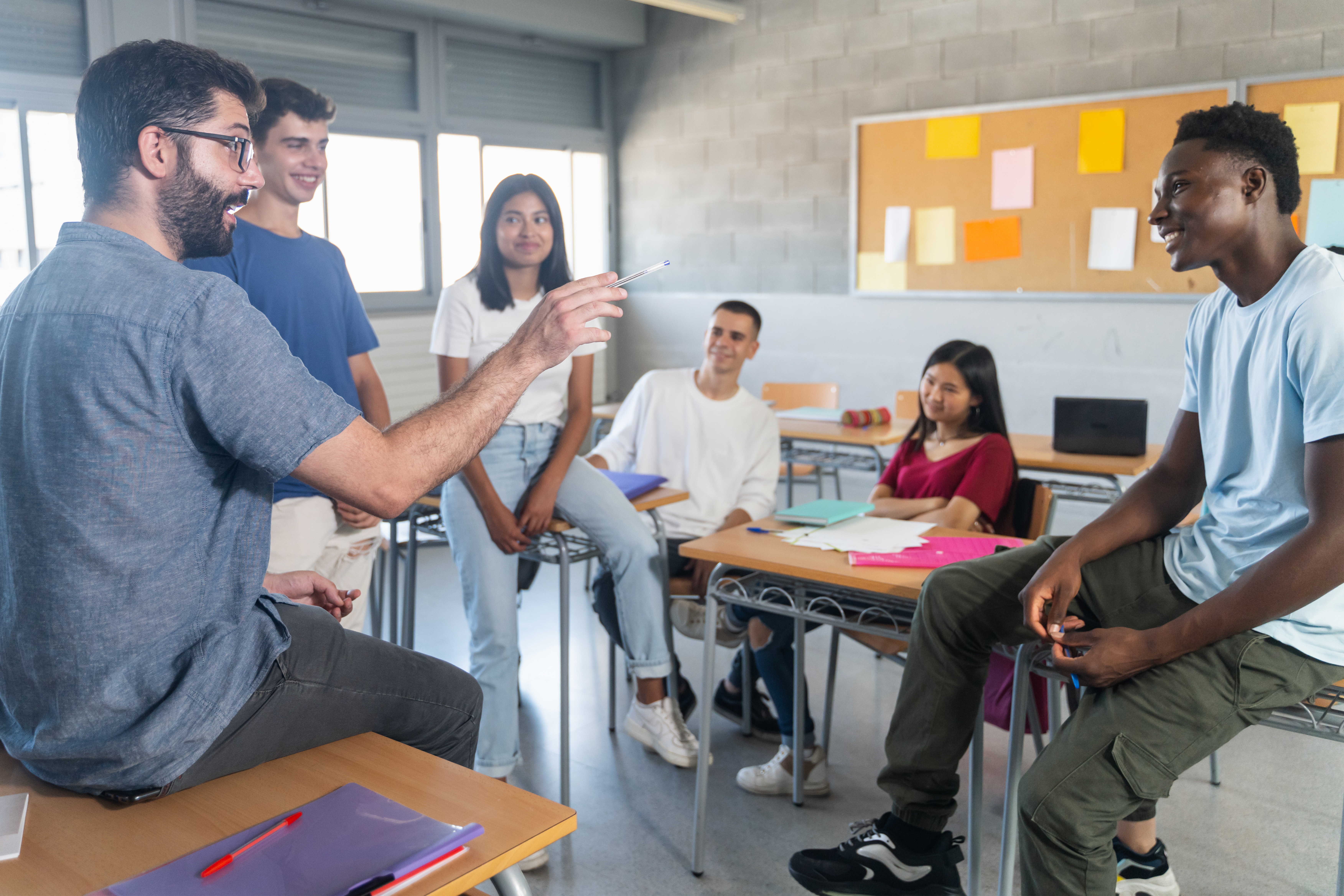 Lehrer mit Klasse in Klassenzimmer