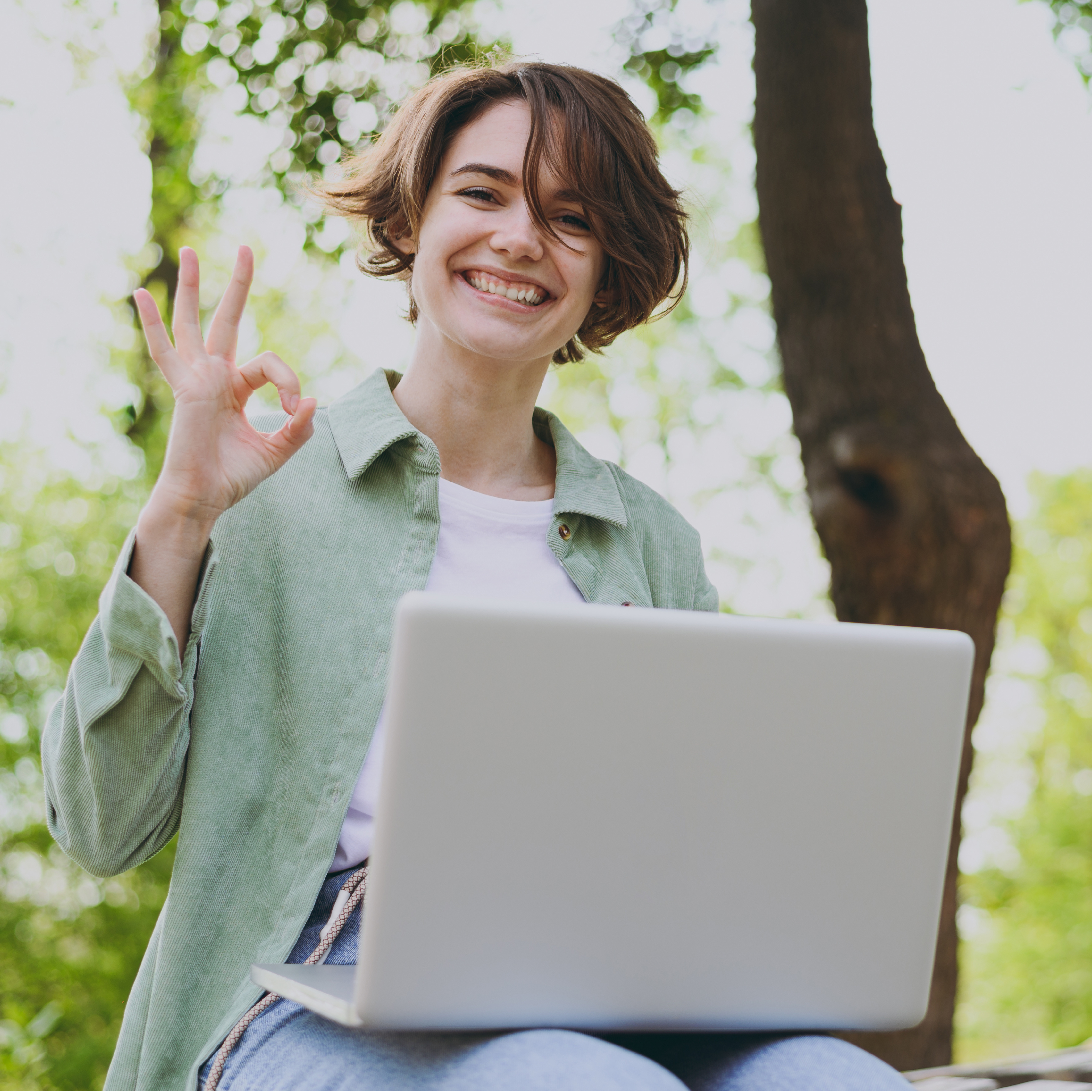 Junge Frau mit Laptop lächelt