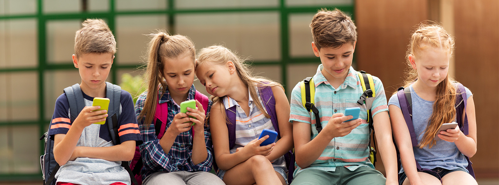 Gruppe von Kindern mit Smartphones