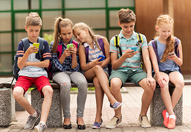 Gruppe von Kindern mit Smartphones