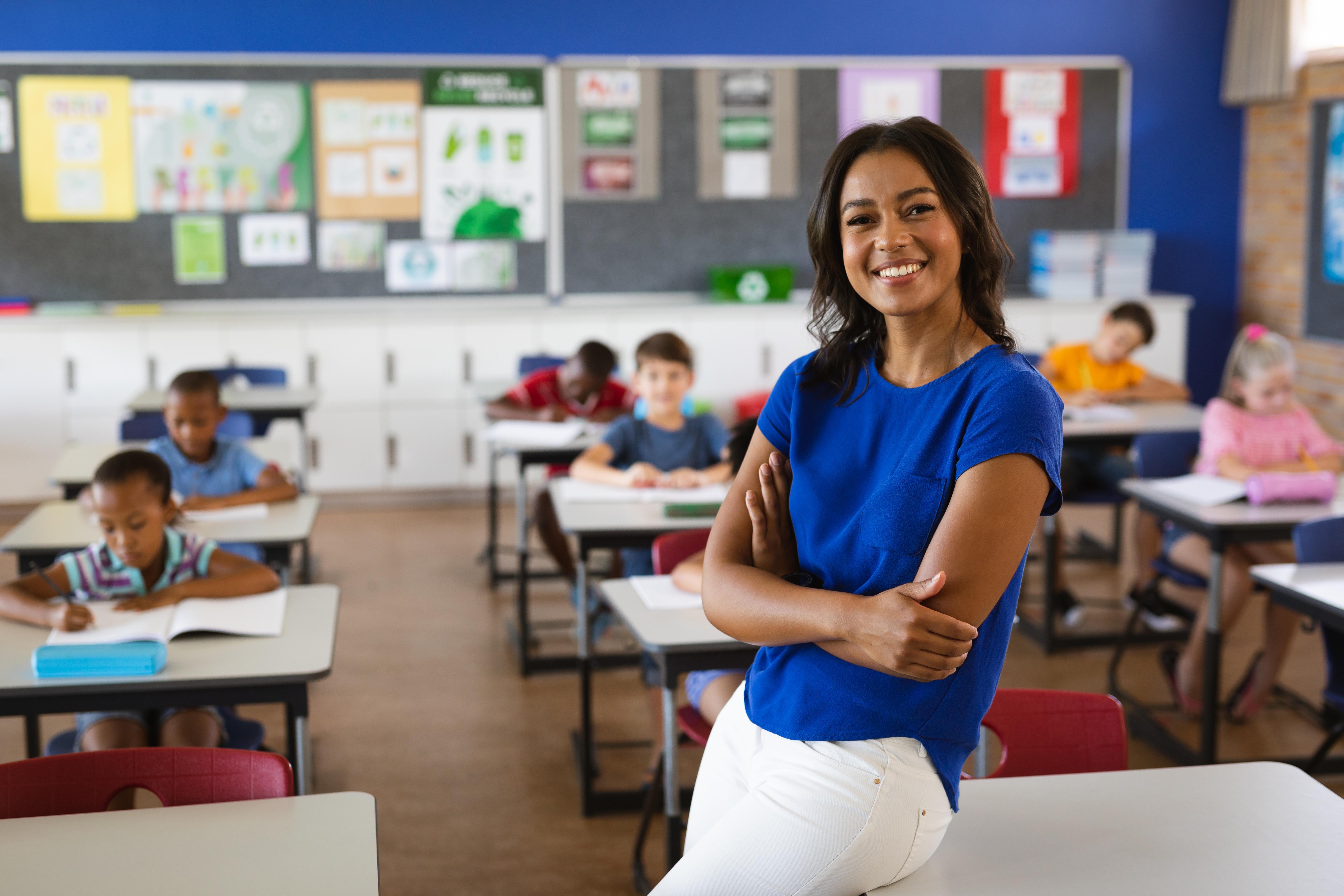 Lehrerin steht vor Klasse